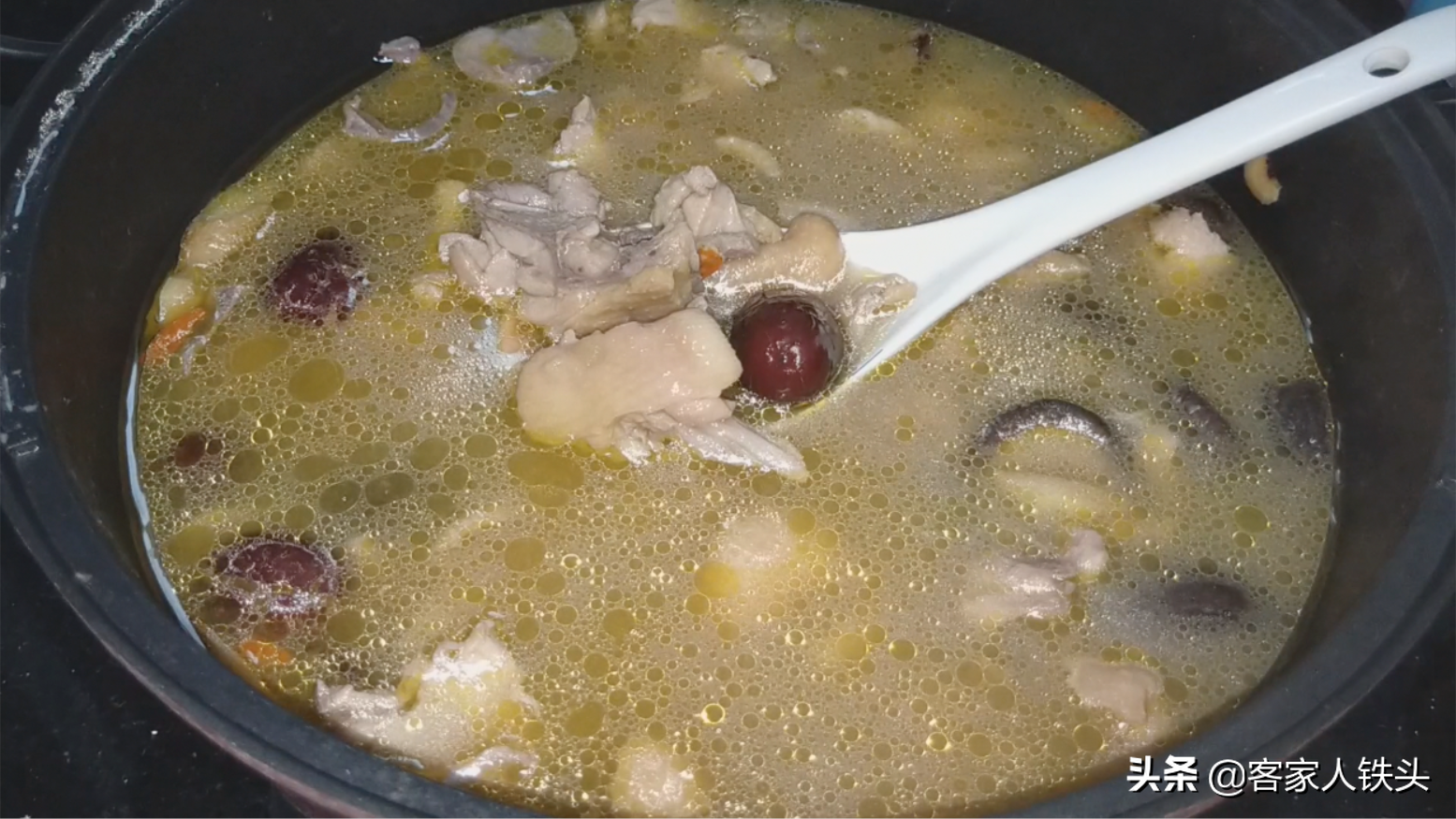 入秋后吃鸡，试试客家一道温补油水鸡做法，肉香汤鲜，好吃又简单