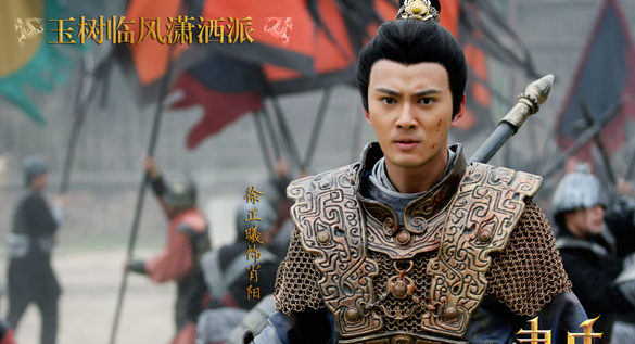 曾是超模大赛的冠军，转型成演员，形象俱佳却