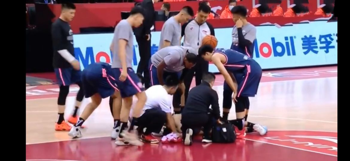 Pray! Big Zhan Xujie of Beijing another name for Guangdong Province suffers serious injury, fall down not to rise + painful clap, guangdong gains the championship too rough