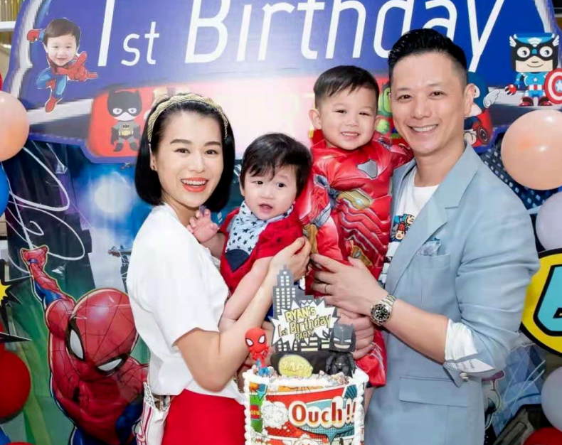 胡杏儿老公晒儿子近照，大儿子帮弟弟撑伞，小儿子眼睛笑成一条线