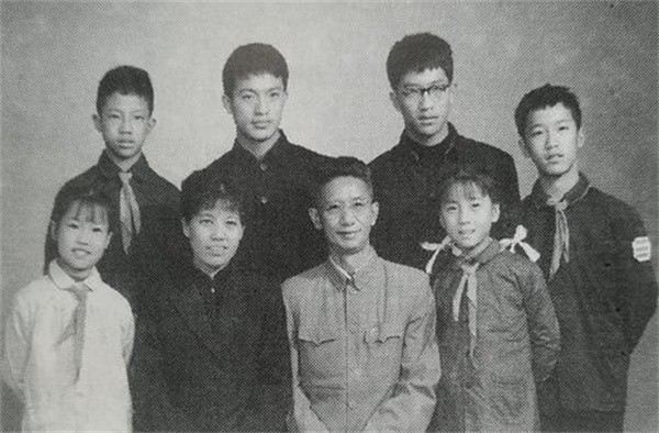 开国中将周希汉，求婚17岁女兵被拒，陈赓出招，当天就张罗了婚礼