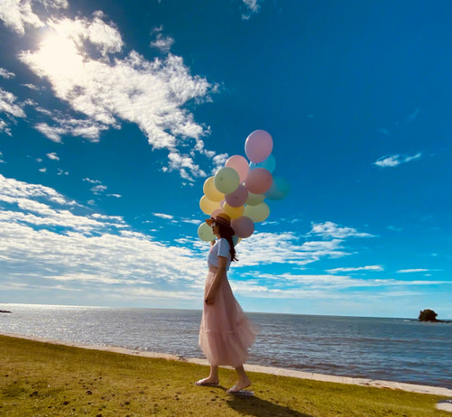 吳尊一家四口旅遊慶生，與老婆海邊擁吻甜如熱戀，浪漫幸福溢出屏