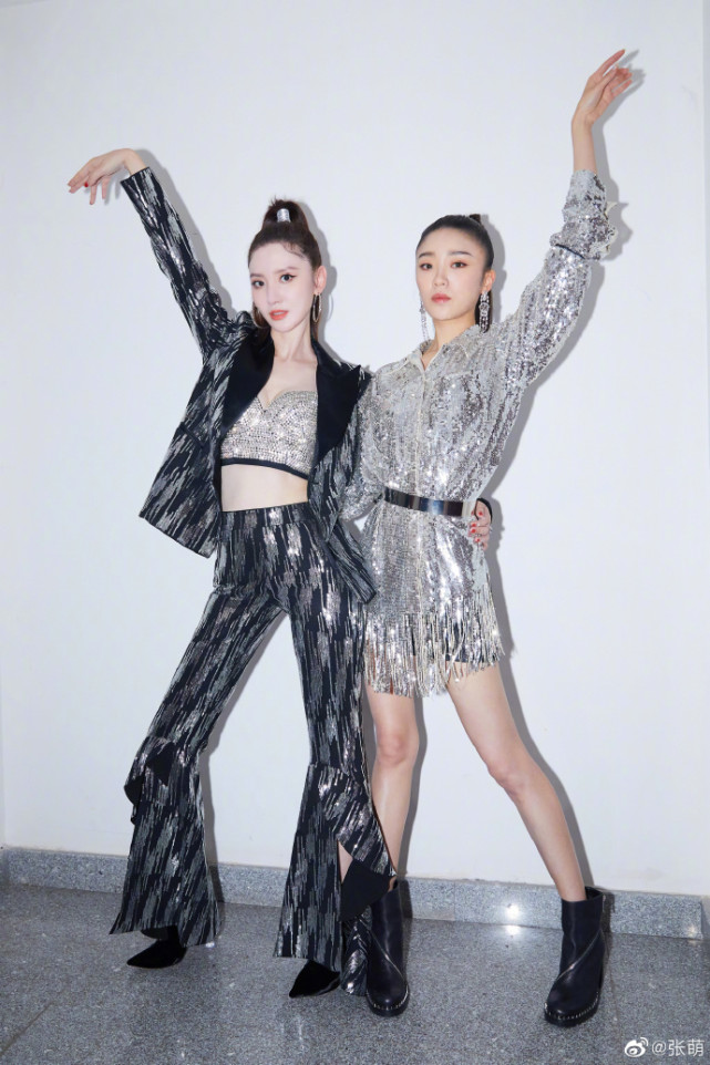 张月|不打不相识的张萌张月同台力破不和传闻 结果背后蓝色烟花被调侃坏了