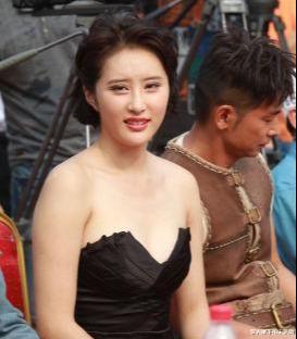 因《丑女无敌》走红的李欣汝又塑最美嫦娥形象，强烈反差屡获好评