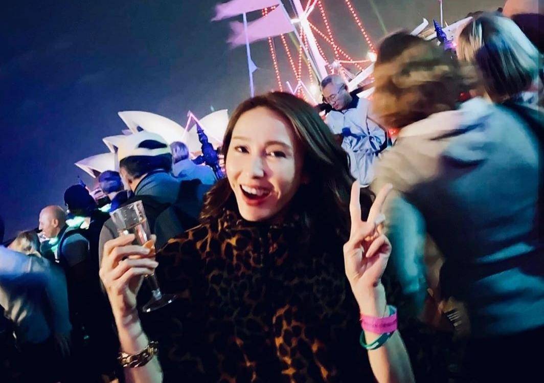 黎姿晒视频久违开嗓，再唱26年前金曲，获阔太甘