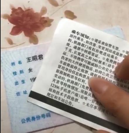 父亲姓“死”，不知如何给孩子取名，奶奶脱口一个名字太霸气