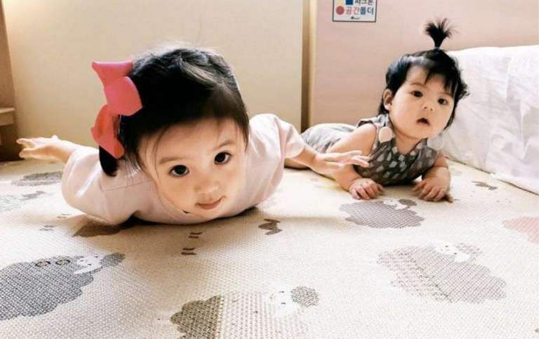 暖心咘咘成“寵妹狂魔”，小手一直護著波妞，媽媽賈靜雯吃醋沒？