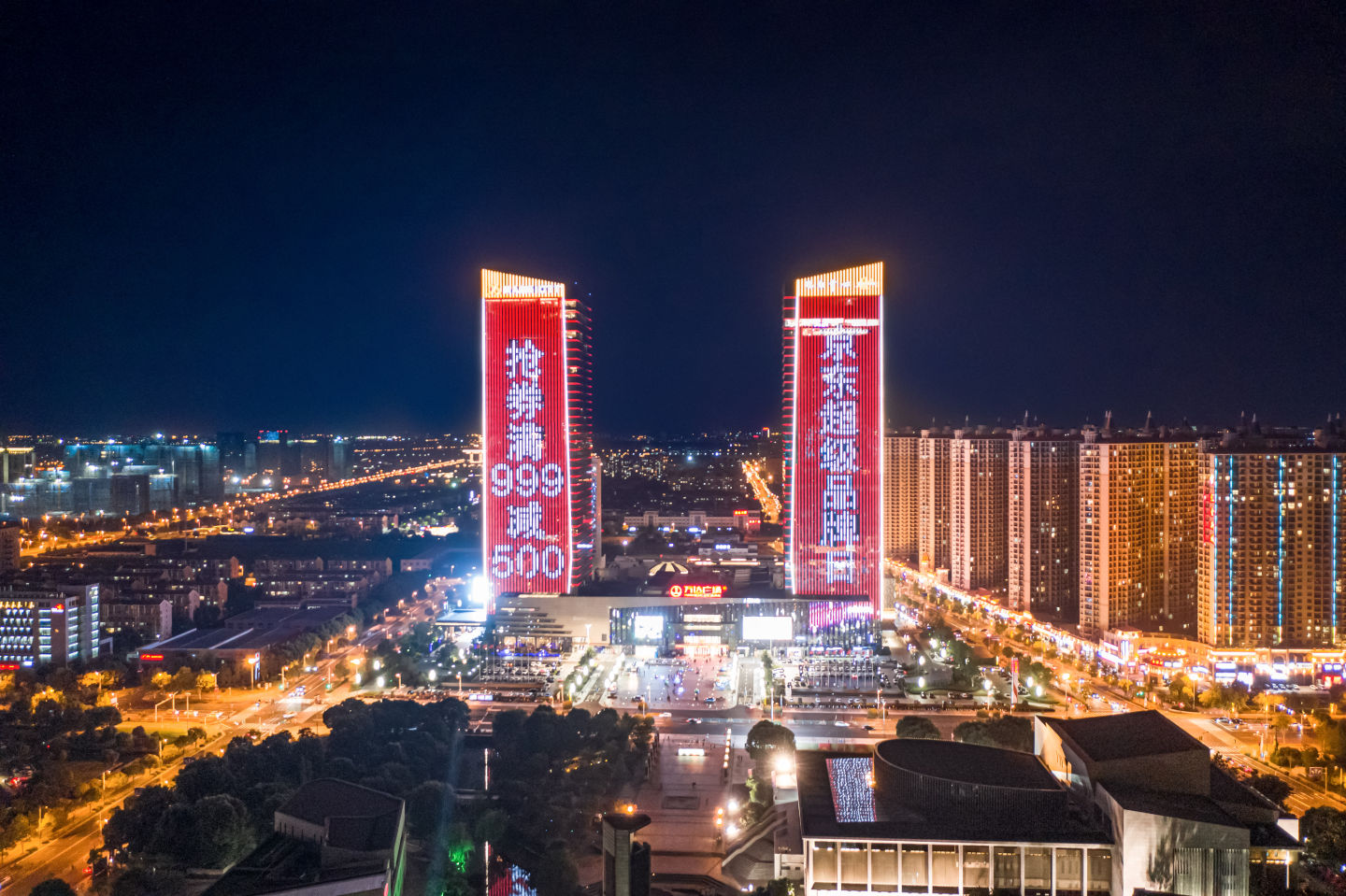 刘强东这是花了多少钱啊！京东巨幅广告占据各大城市地标