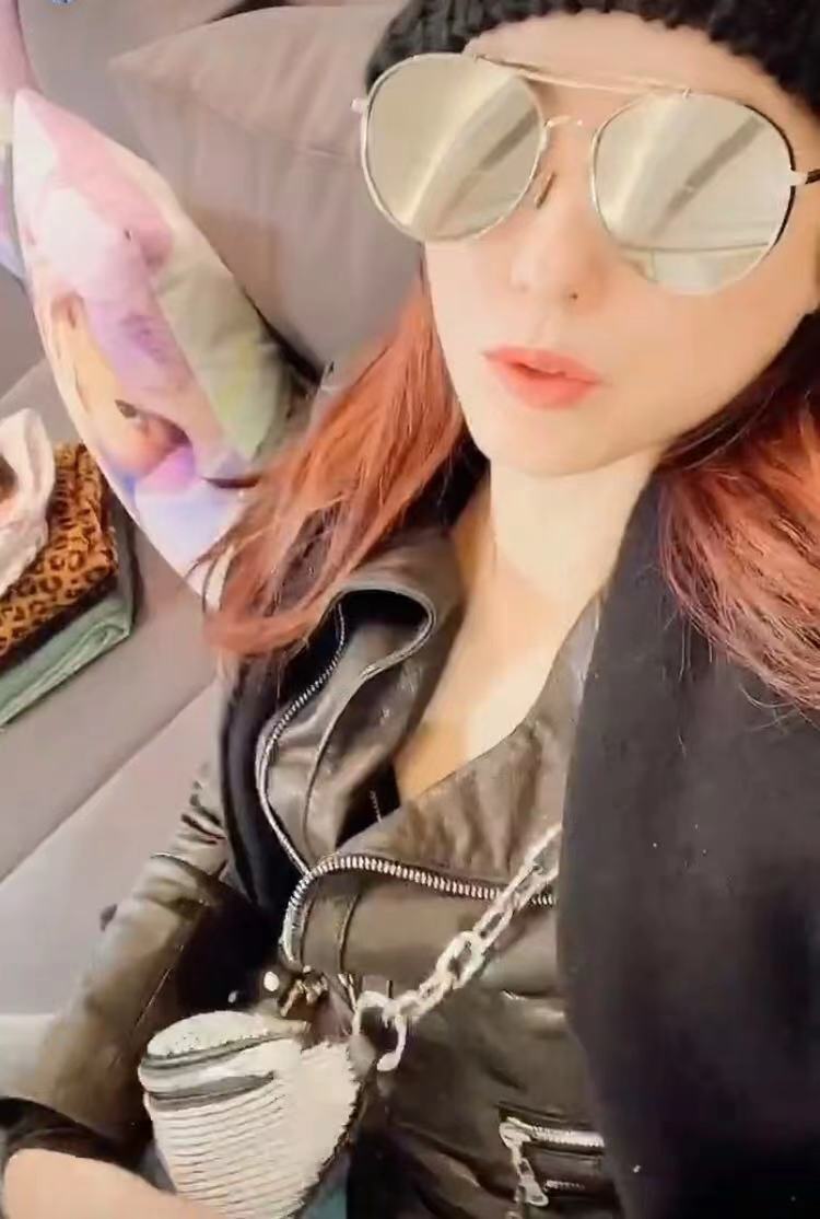 偶遇張柏芝帶兒子逛街，網友大贊母子感情好，互動溫馨有愛