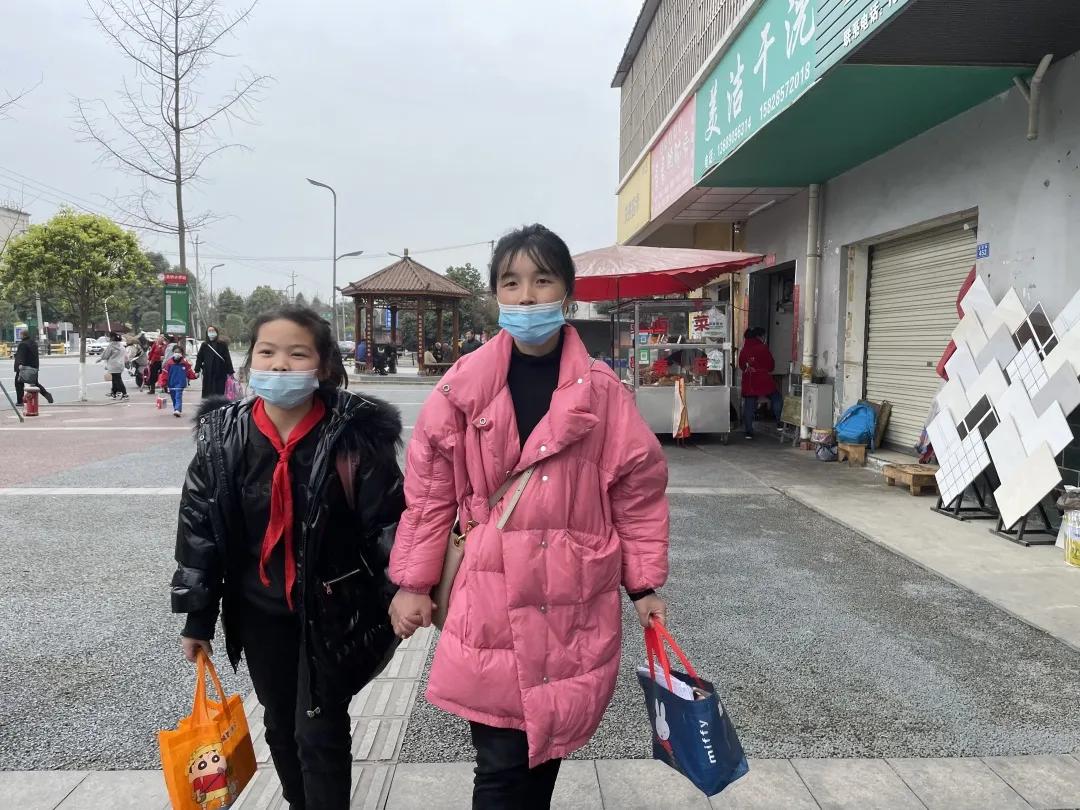 春日融融家访日 真情传递暖人心——双流区金桥小学入户家访活动