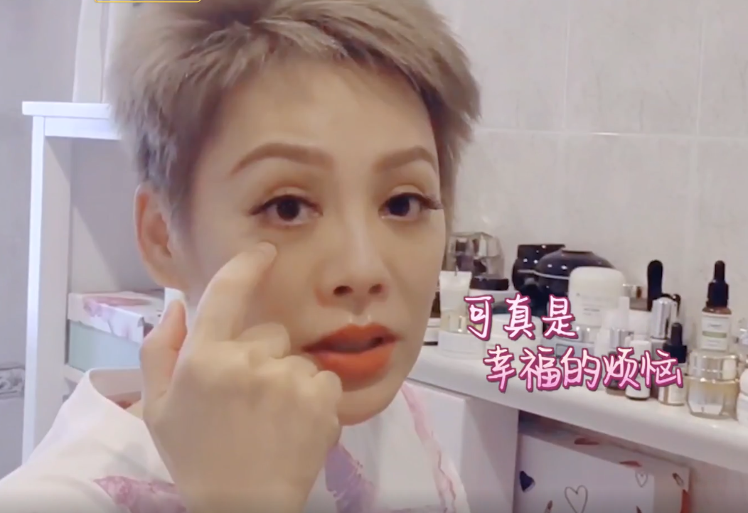 寧?kù)o豪宅引唏噓！插線(xiàn)板隨地扔，客廳滿(mǎn)是健身器，浴室就拉個(gè)簾？