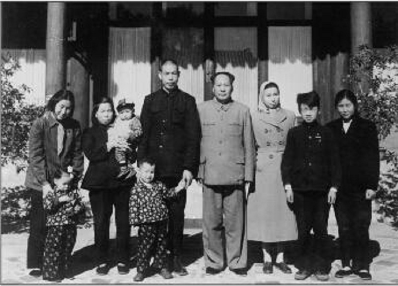 毛主席1959年宴请乡亲，未见堂弟主席连发三问，当地干部：他是富农