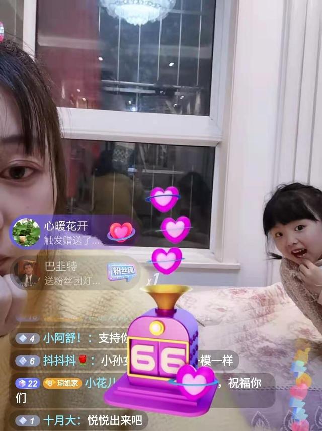 满满幸福感，许敏儿媳田静直播晒儿女，网友：太像许妈妈了