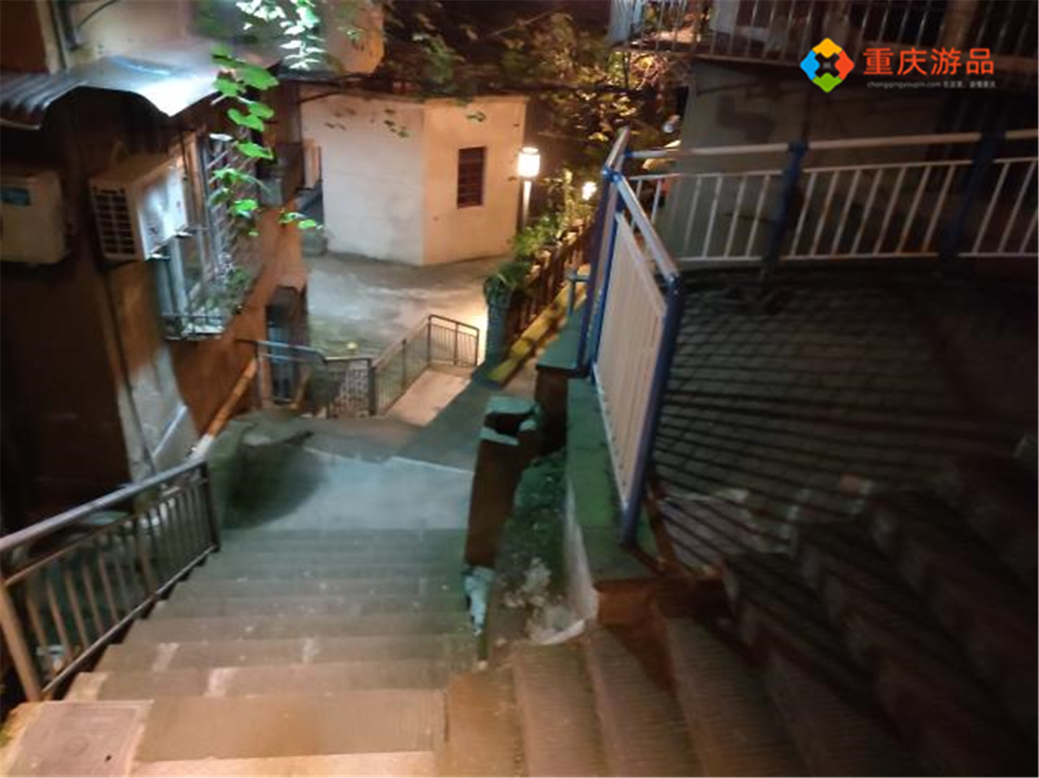 重庆90后小伙夜探鹅岭，小巷子越深越暗，吓得他一口气跑了回去