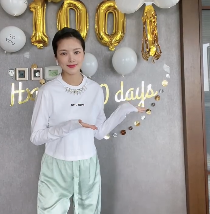 杜淳为女儿庆祝百日，王灿穿露脐装亮相，肚子上的赘肉太真实了