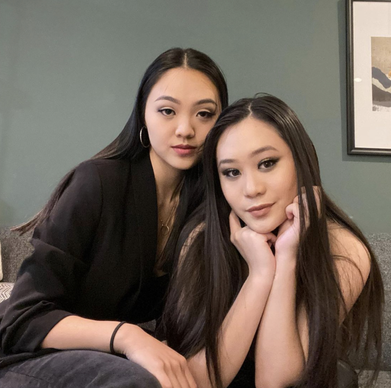 李连杰小女儿盛装出席高中毕业礼，穿白色礼服显清纯，难掩好身材