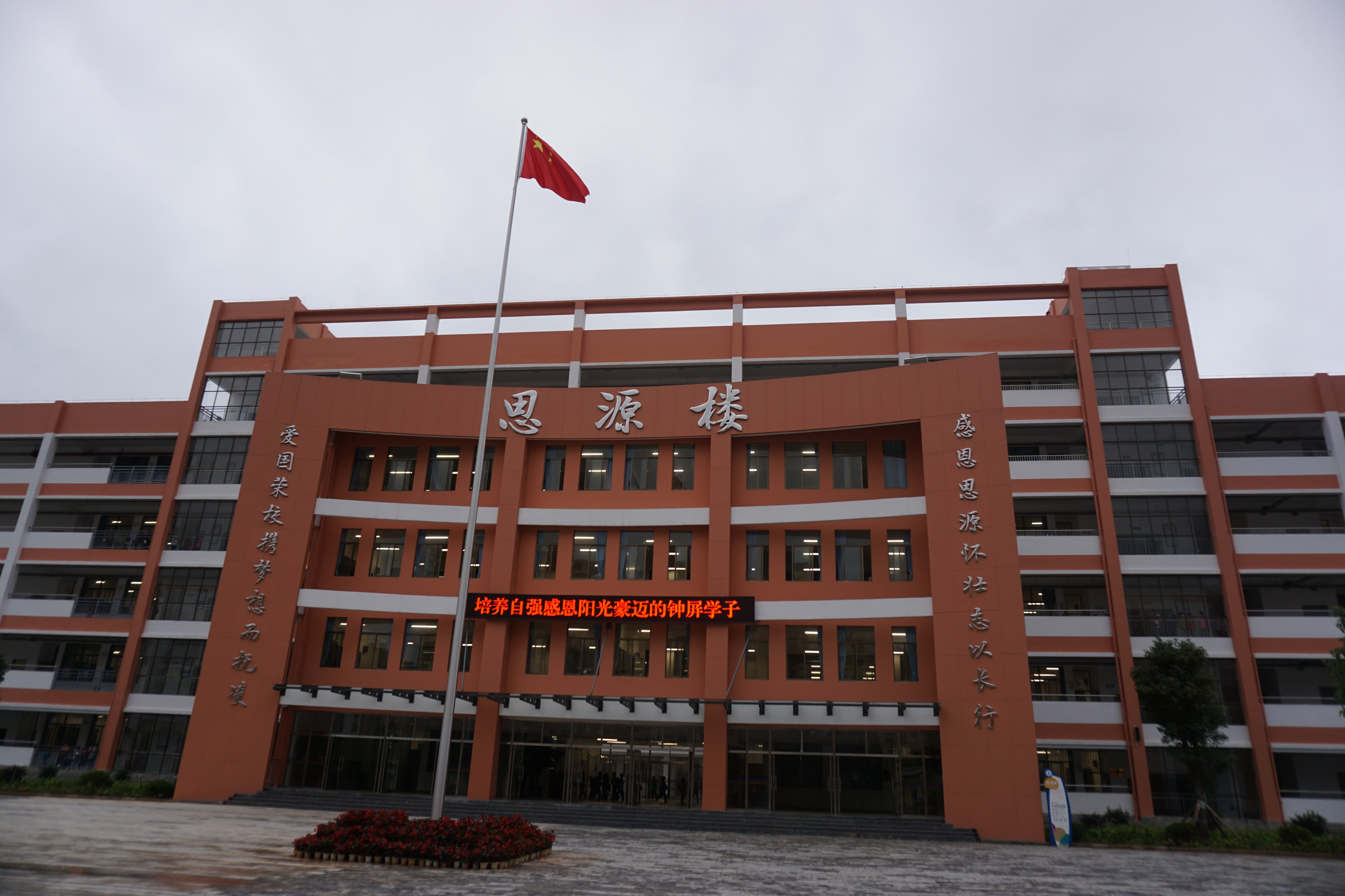 云南省会泽县：搬出穷窝进新城