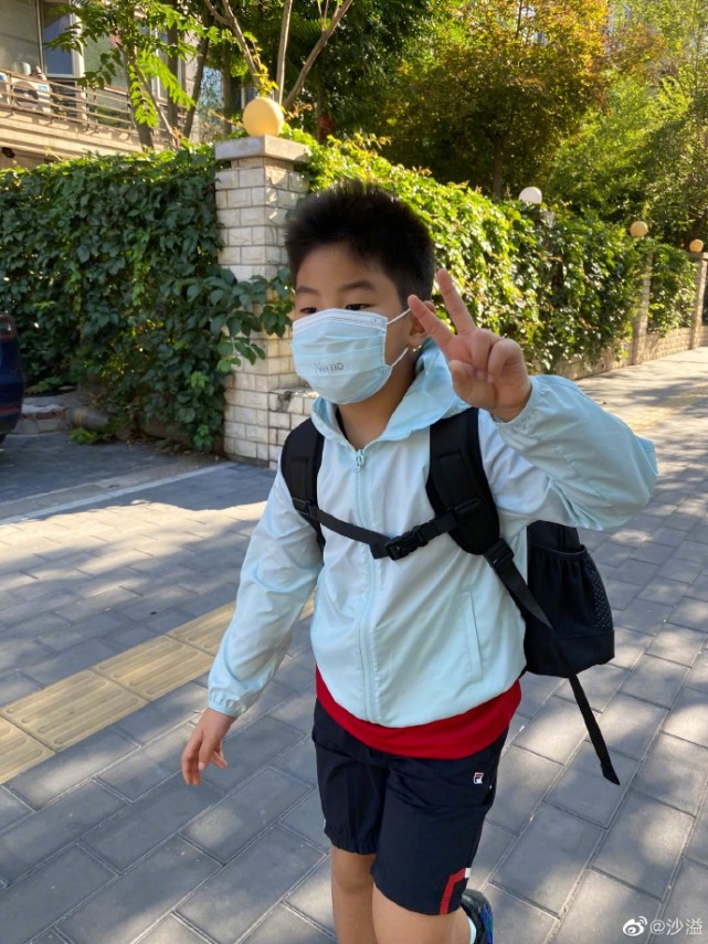 沙溢晒小鱼儿去上学，兴高采烈比剪刀手，口罩定制有名字“尼莫”