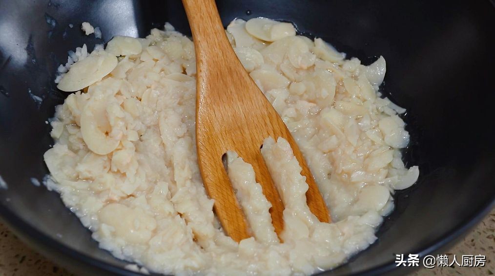 这是不用面粉的月饼，也不要烤，白芸豆的炒制很重要