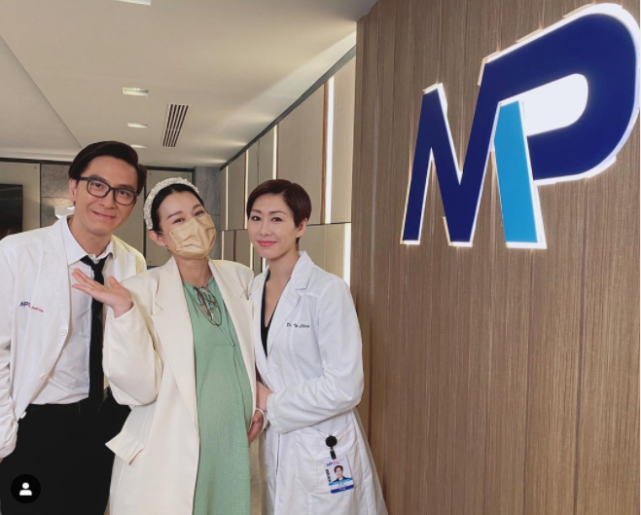 胡杏兒探班胡定欣馬國明，手撫超大孕肚母愛爆棚，孕晚期狀態超佳