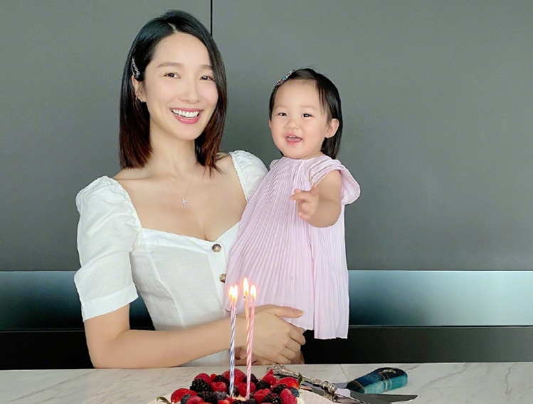 王祖藍女兒才是“發育過猛”，才2歲身高及腰爸爸，媽媽基因真強