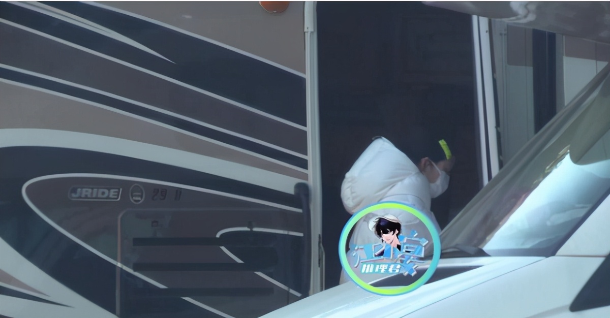 Have double happiness! Du Chun is the United States heart to heart charming wife carries a bag, 