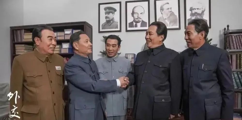 同样是演毛泽东主席，唐国强版与古月版，差别在哪？