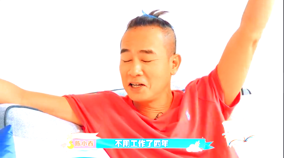 應采兒說生後陳小春在家帶娃，不料陳小春超開心，因四年不工作