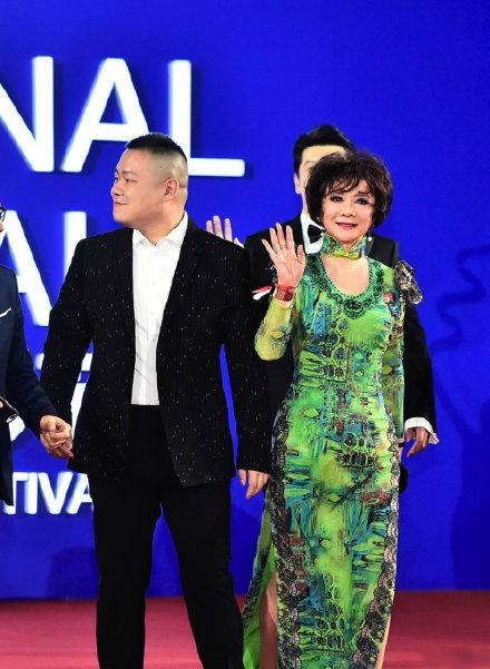 58 years old of Cai Ming wear a cheongsam to have one's moment blanket, baby of Bobby of just like old age, 100 change queen refuses to obey old! 