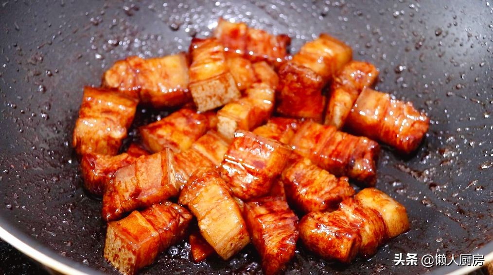 不用焯水，配上萝卜这样烧红烧肉，做红烧肉前多一步，肉不老不柴