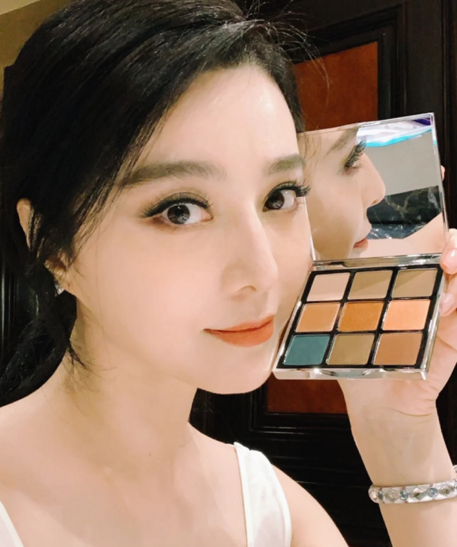 范冰冰打扮精致宛如贵妇，深夜吃大碗鱼子酱，桌上奢侈名包太抢眼