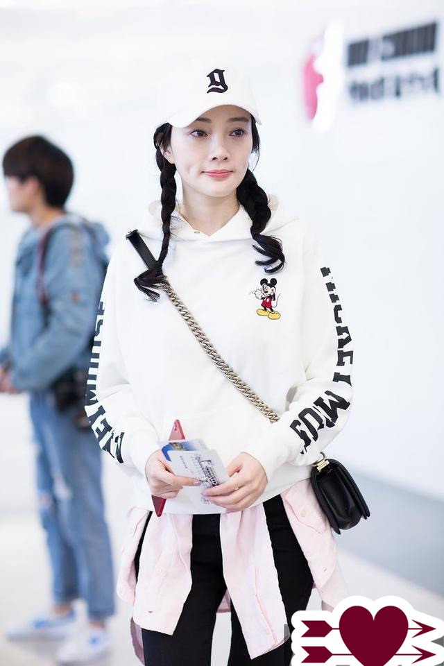 李小璐街拍真瘦，卫衣里套衬衫也不臃肿，看身