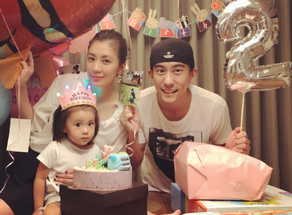 賈靜雯曝女兒患先天眼疾，5歲戴600度眼鏡，險錯過黃金治療期