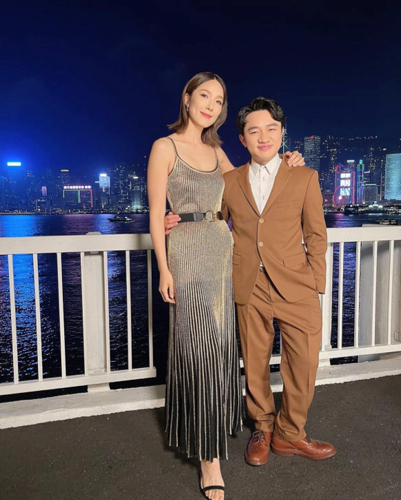 王祖蓝妻子李亚男晒带娃照，和孩子一起骑木马，女儿罕露面唱儿歌