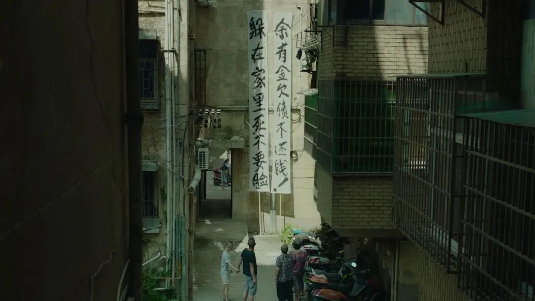 片中演员90%是导演亲戚，一波“虎”操作后，竟