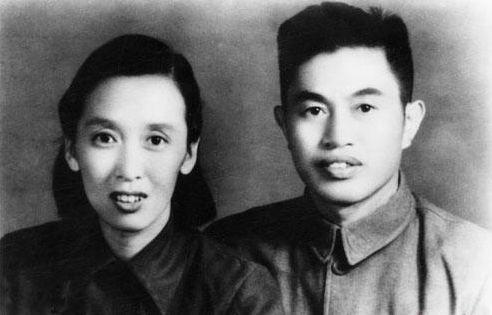 开国中将回乡探亲，住一晚扭头就走，亲友愤怒，30年后才知实情