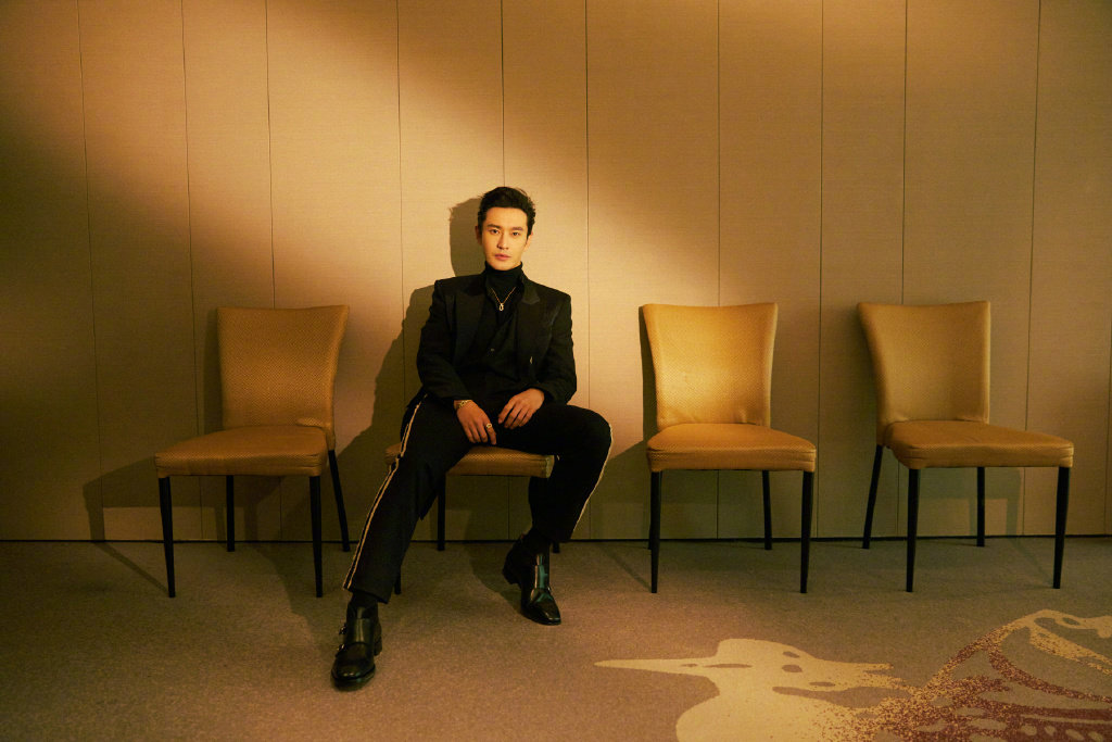 暴瘦30斤的黄晓明好清爽！穿西装变真颜霸，表情