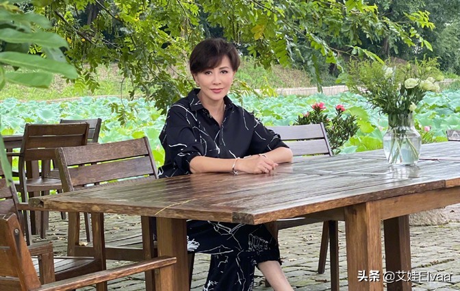 刘嘉玲携母拜佛祈福，穿连体裤靠边站，刘妈拎40万包不小心露富了