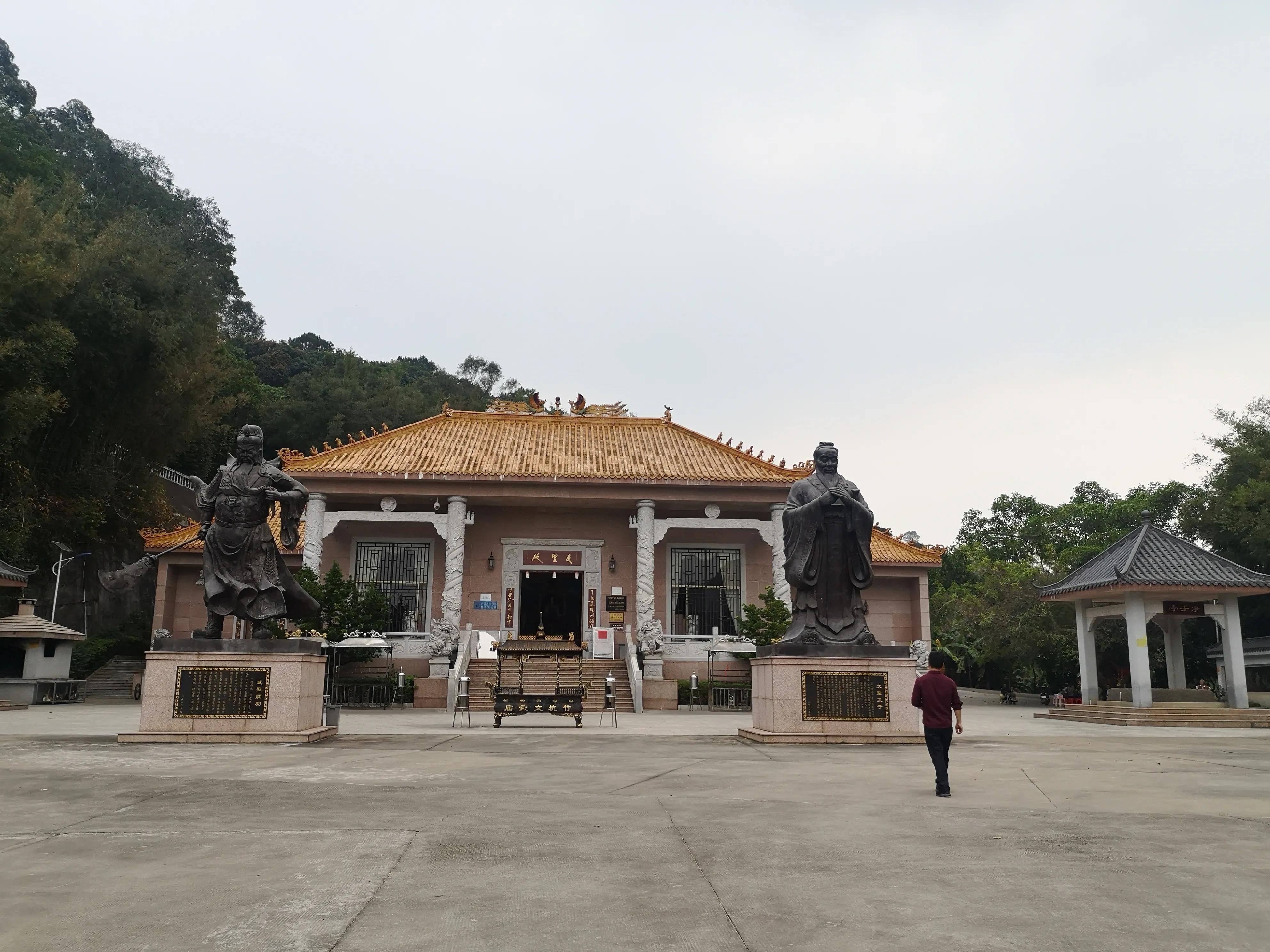 高州竹坑文武庙豪华气派  但风水却被许氏家父墓地占掉