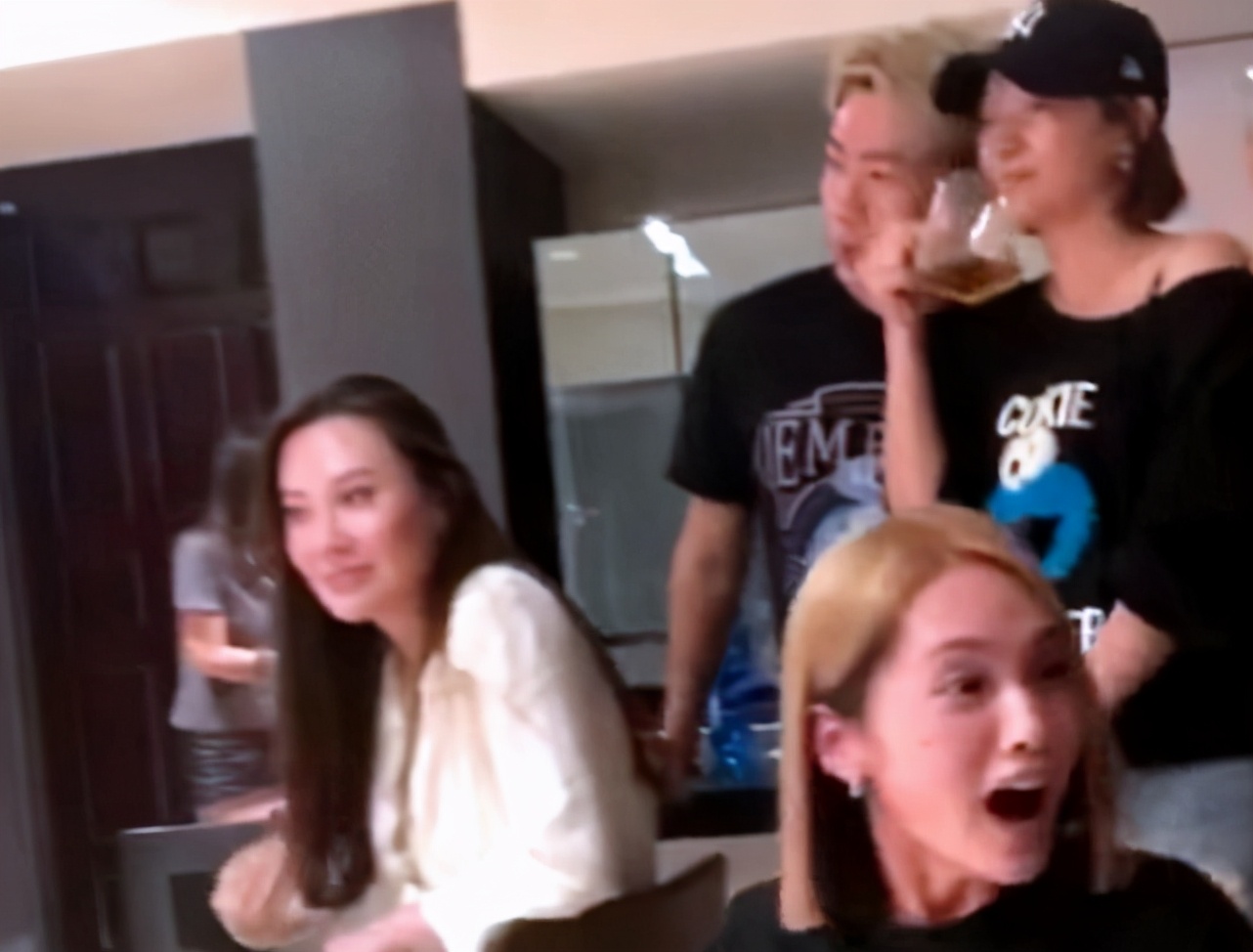 杨丞琳带领“华冈五人帮”陪黄鸿升父亲庆中秋，又哭又笑彼此安慰