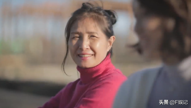 鍾嘉欣帶子女和媽媽同框出鏡賀母親節一家人牽手的背影合照很溫馨