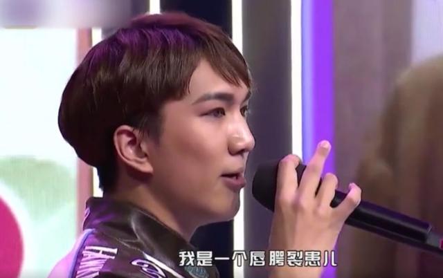 先天唇裂，从小被母亲抛弃，他却靠扮丑养活自己和奶奶 