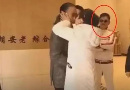她是張柏芝婆婆！28歲「甩美國富豪」嫁浪子生下巨星　49歲嫁「小11歲老公」被寵21年