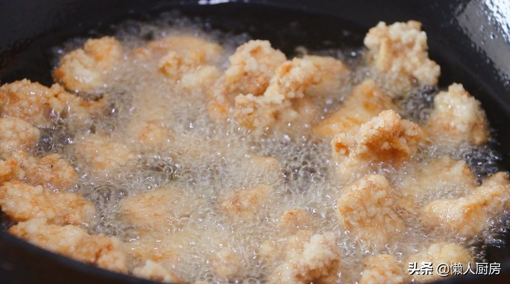 炸鸡裹面包糠不好吃，试试我这种做法，外酥里嫩，配九层塔吃着香