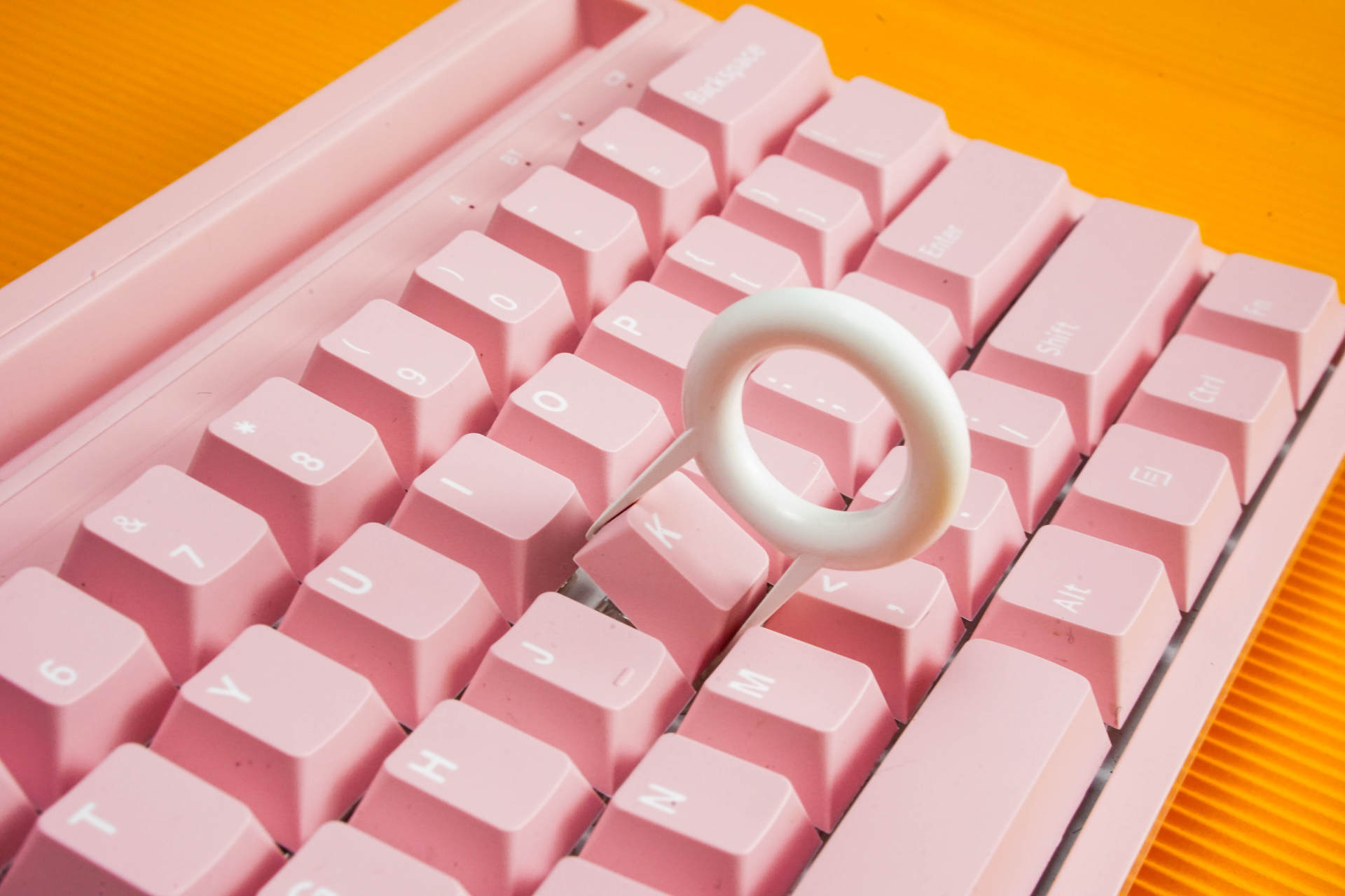 每个女生都有公主梦，送老婆个粉色黑爵K620T双模机械键盘做礼物