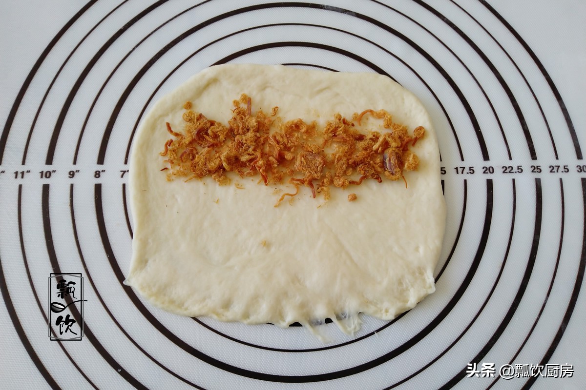 美味面包也能做之有易，简单一卷，撒上料，咸甜有度，早餐的挚爱