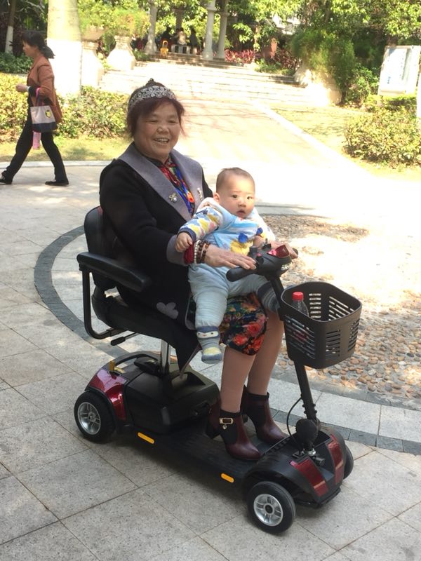 时尚与科技的完美结合,开天乐智能老年电动代步车