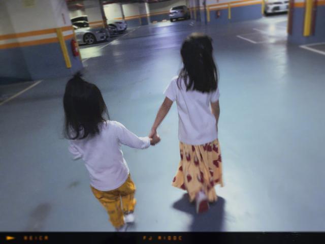 贾静雯修杰楷晒女儿户外骑自行车、打篮球，姐妹俩越来越像双胞胎