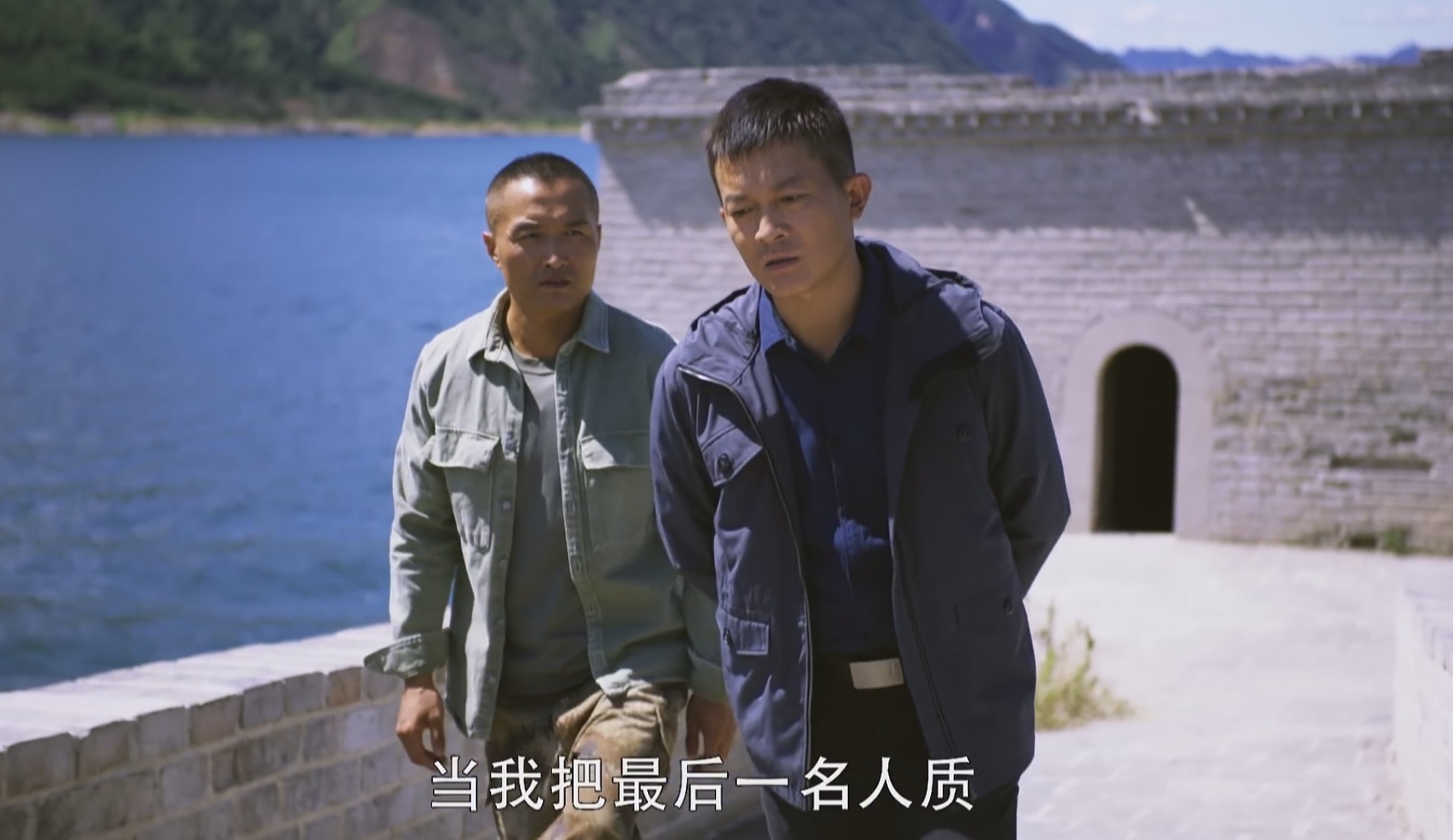 两人同岁曾经演师徒，新剧中徒弟发福显老，师傅反而显年轻