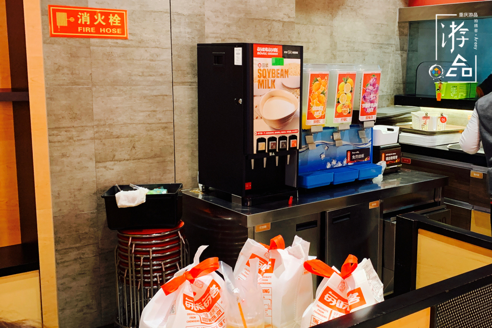 重庆49元麻辣烫测评：9荤8素，超乎想象，2个人都吃撑了